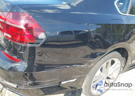 2017 Volkswagen Passat 1.8T R-Line z USA, uszkodzony, nr VIN 1VWDT7A33HC002729